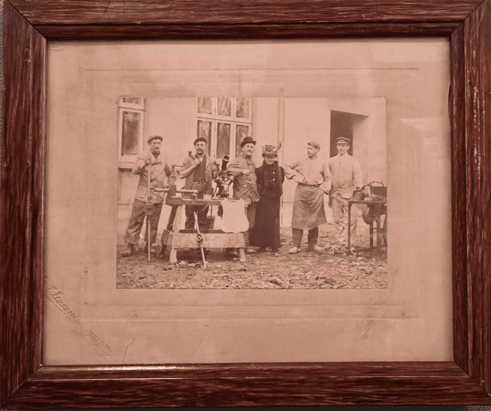 This picture shows an old memory; A picture from the 1907 Seminary building, in Ranum. In front of the building are the craftsmen and technicians who worked in the technical department at the time. 