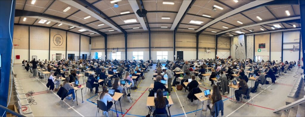 This is a panoramic image showing all students present during the Danish final exam. 